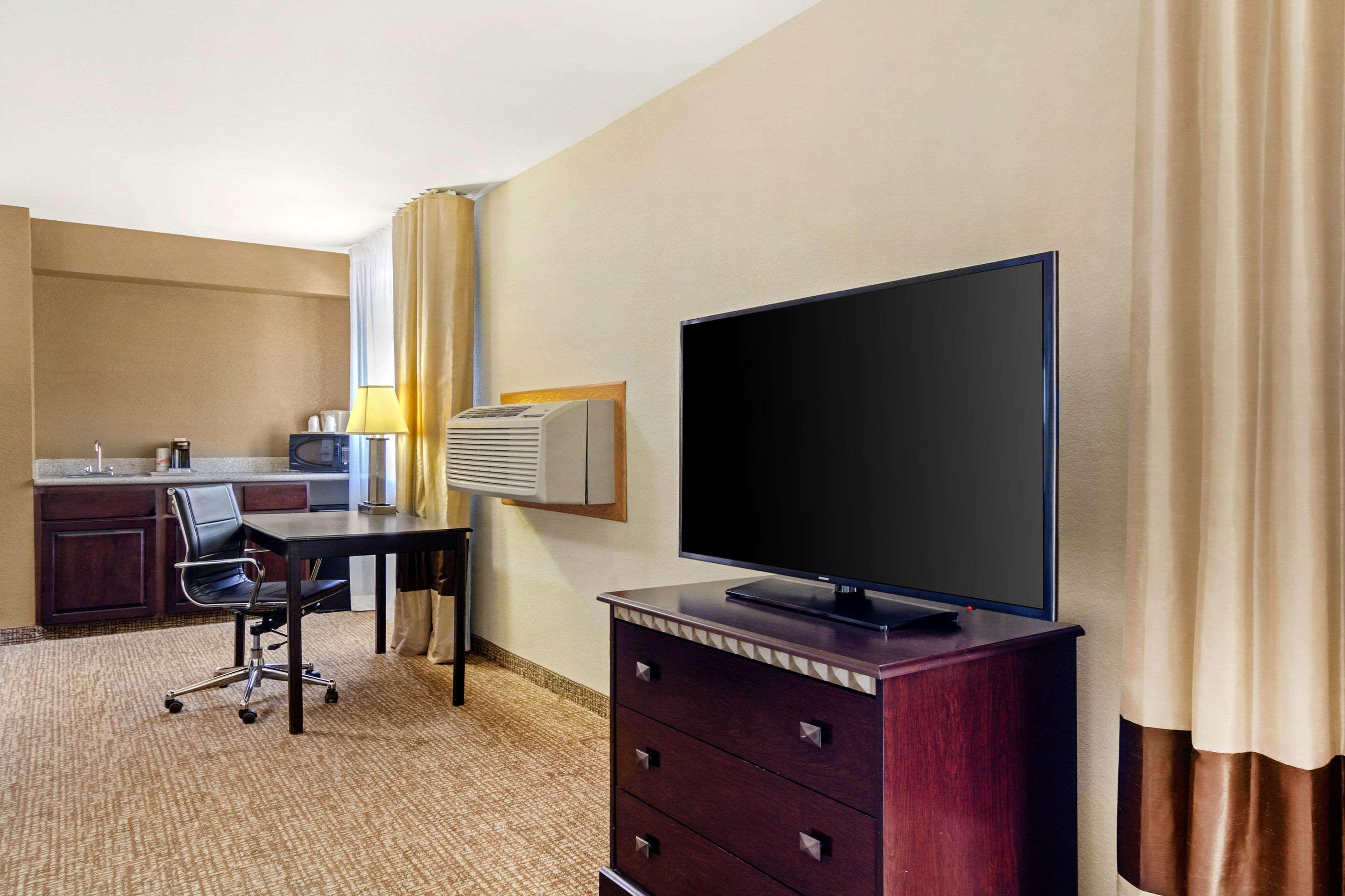Comfort Inn & Suites Грийли Екстериор снимка